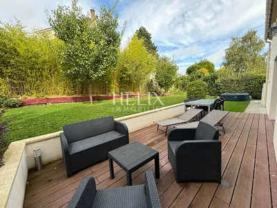 une terrasse en teck pour offir un apero a aigremont