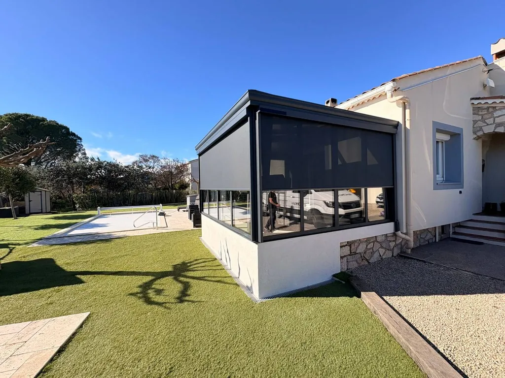 Installation d’une véranda de 15 m² avec toiture vitrée et fondations béton sur vide sanitaire aux Arcs dans le Var