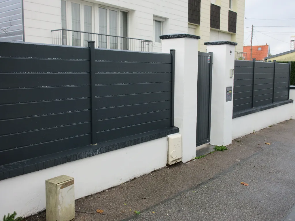 Pose de clôture en Aluminium sur le mur d'une propriété de particuliers à Mont Saint Aignan en Seine-Maritime 76