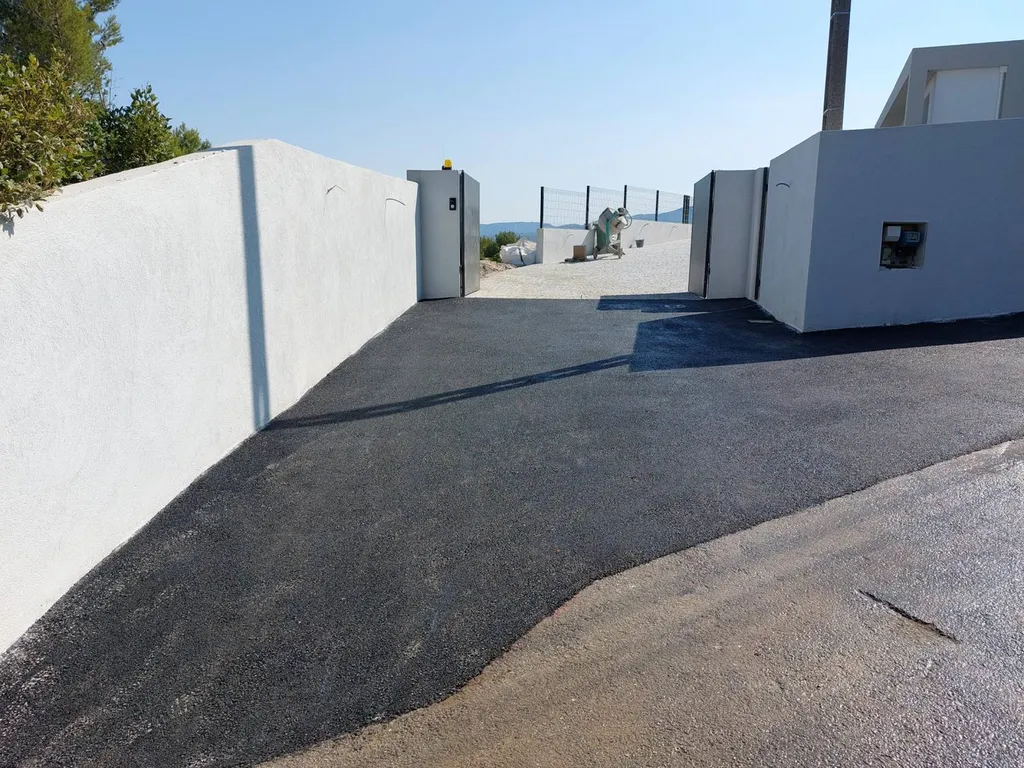 Remise en état d'une entrée de villa en enrobé de bitume noir à Meyreuil dans les Bouches du Rhône