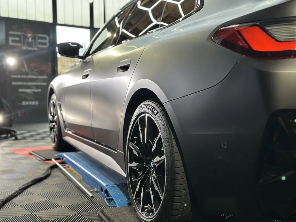 Pose de PPF « full-wrap » sur BMW i4 mate – EMB Detailing à Vaugneray, Lyon Ouest & Région