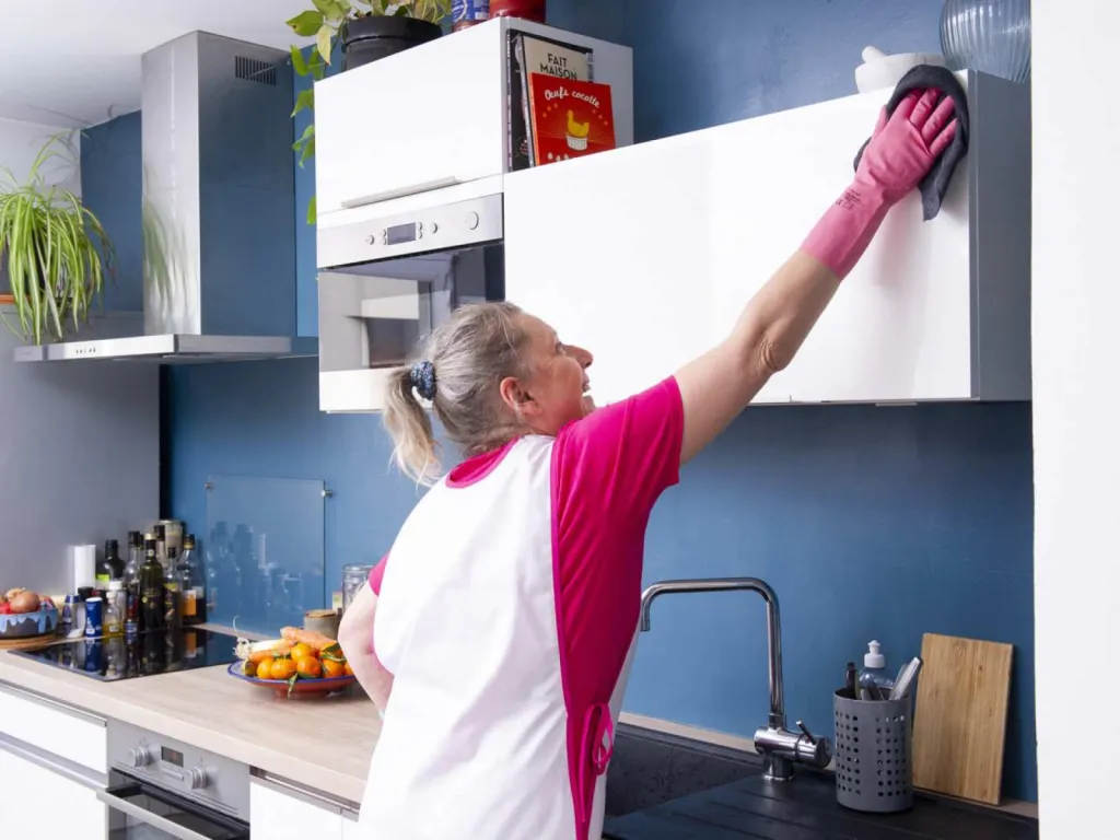 photographe à Lyon pour shooting service de ménage à domicile lavage des placards de cuisine