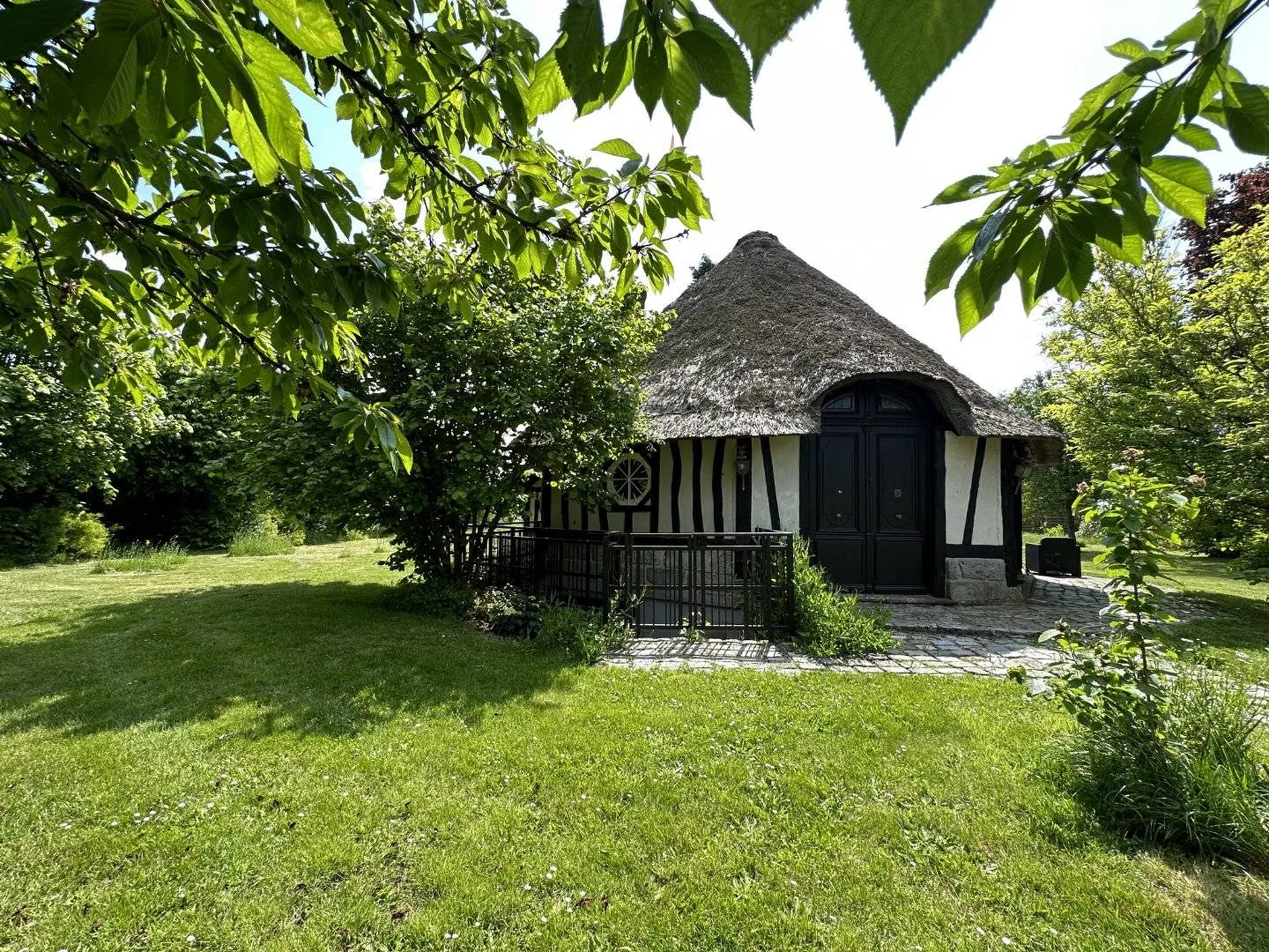 Vends Domaine de caractère de 457m² offrant 3 chaumières et un centre équestre