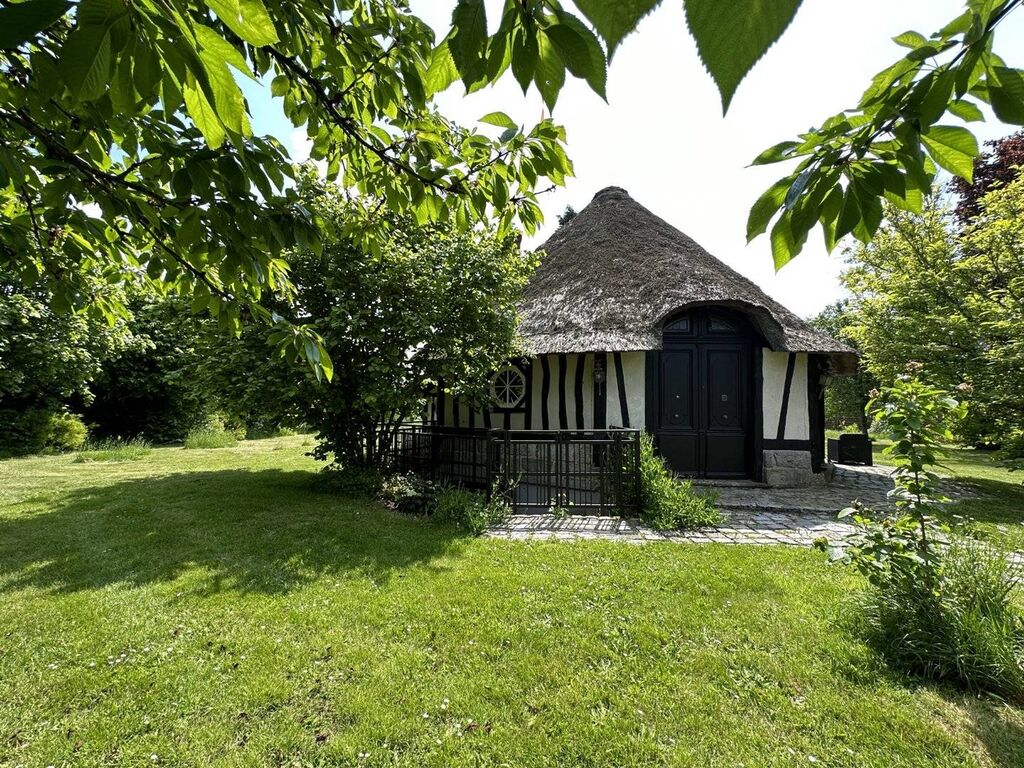 Vends Domaine de caractère de 457m² offrant 3 chaumières et un centre équestre