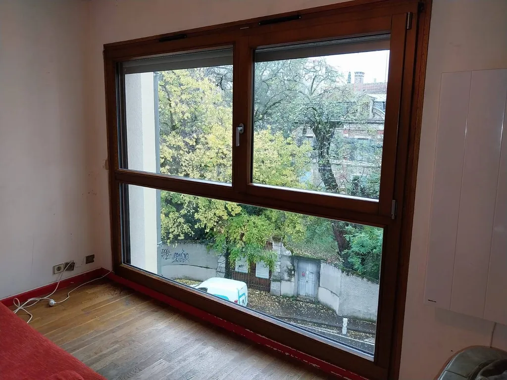 Installation de fenêtres en bois d'eucalyptus et aluminium dans le 6ème arrondissement de Lyon : l'alliance parfaite entre esthétique et durabilité