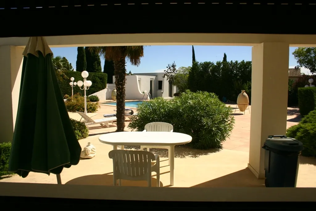 Proche Avignon, maison contemporaine avec piscine et tennis