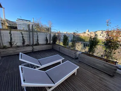 Transformation d’un toit terrasse à Aix-en-Provence 13090, avec un massif végétal durable et parfaitement intégré