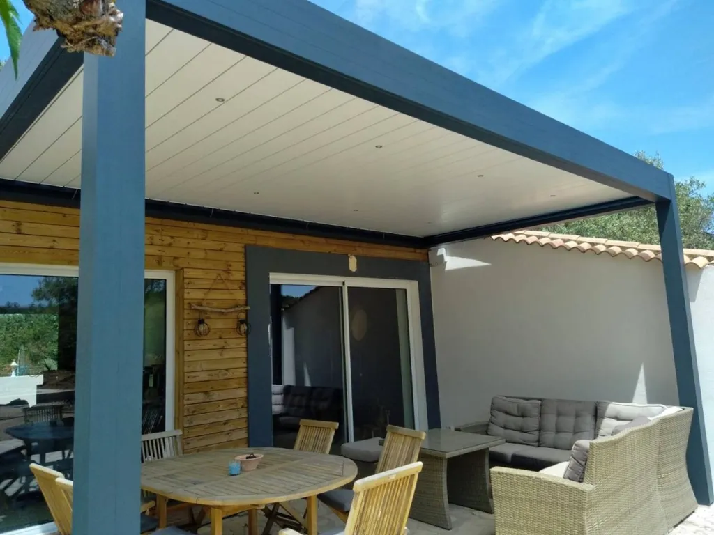 Installation d’une pergolas bioclimatique à lames orientables en aluminium TECHNAL avec éclairage LED et stores ZIP à Lançon-de-Provence