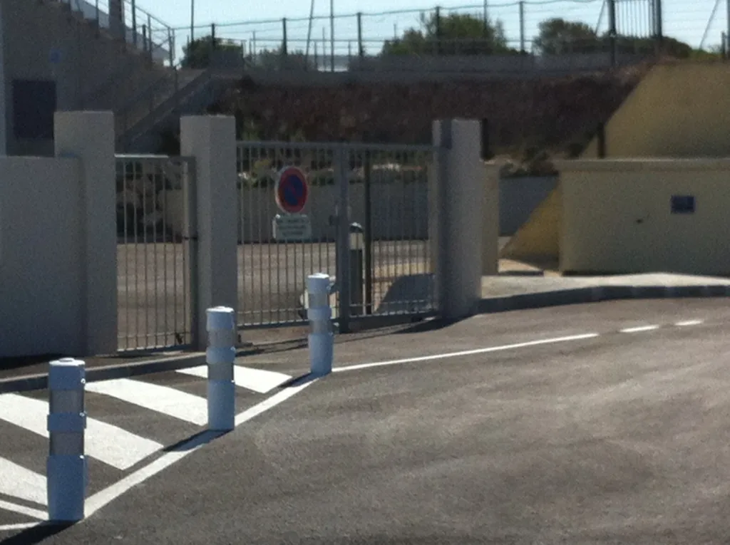 FABRICATION ET POSE PORTAIL EN FER FORGE FABRIQUE SUR MESURE POUR INDUSTRIEL A SAINT VICTORET 13 AVEC CLOTURE DE SECURITE