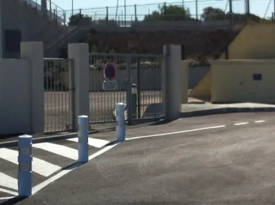 FABRICATION ET POSE PORTAIL EN FER FORGE FABRIQUE SUR MESURE POUR INDUSTRIEL A SAINT VICTORET 13 AVEC CLOTURE DE SECURITE