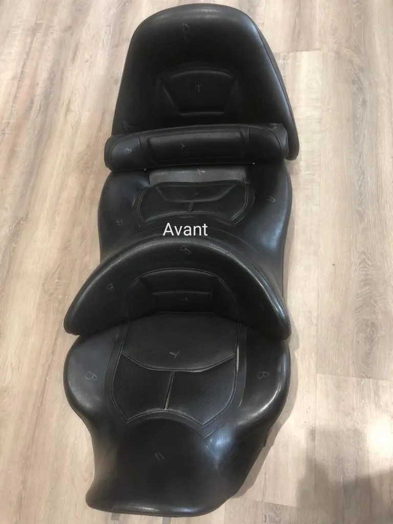 Avant la Rénovation d’une selle de moto Goldwing bicolore autour de Bordeaux