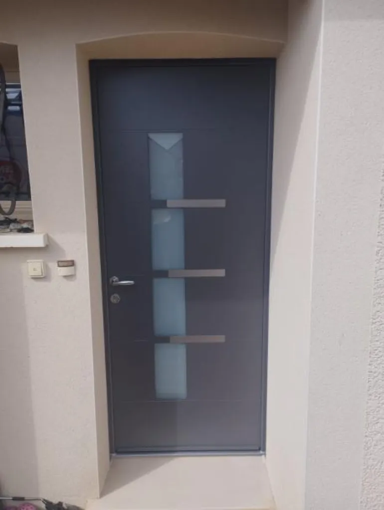 Pose d'une porte d’entrée en aluminium Sillage Evolution modèle Pastel4 haute isolation à Cessey-sur-Tille en Côte d'Or