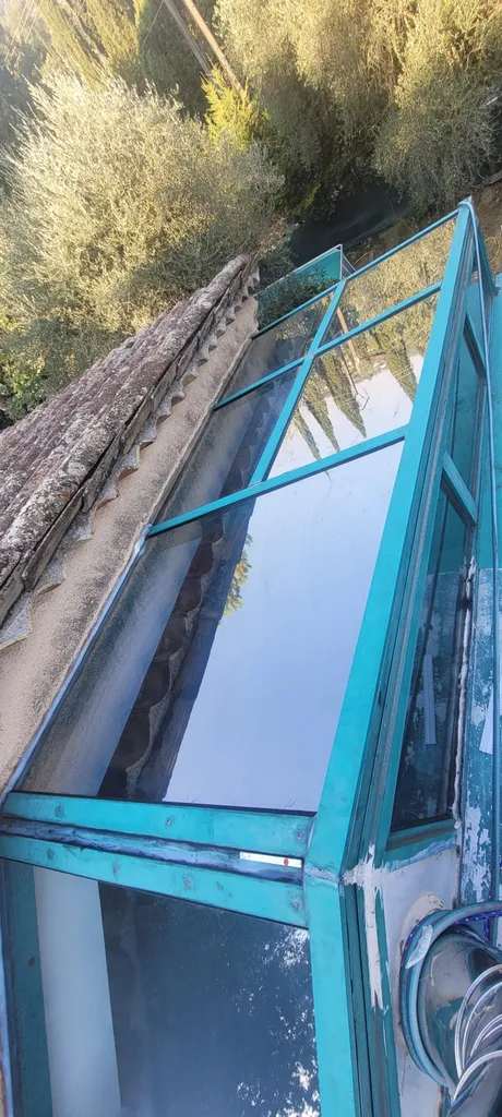 Pose de Film Solaire Bâtiment sur une Verrière d'un Atelier à Grasse dans les Alpes-Maritimes