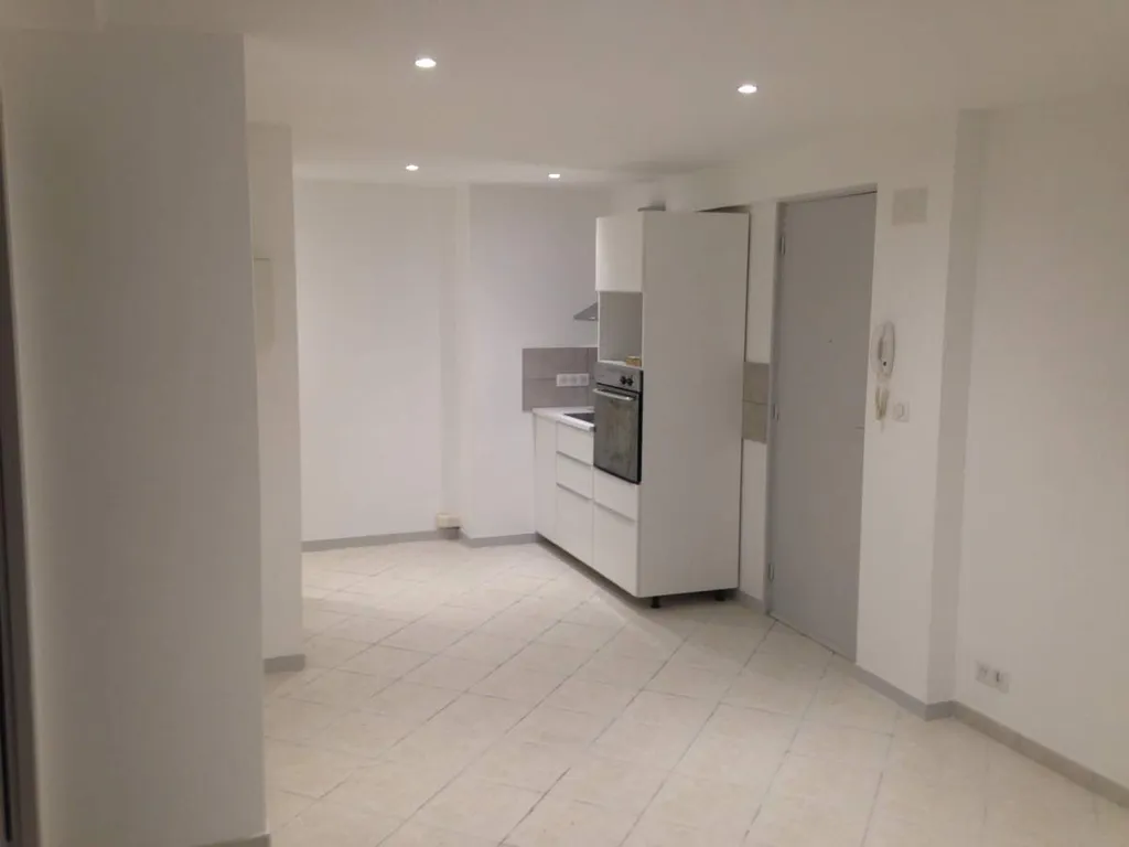  Rénovation d'un appartement à Aix en Provence dans les Bouches du Rhône - nouvelle entrée cuisine