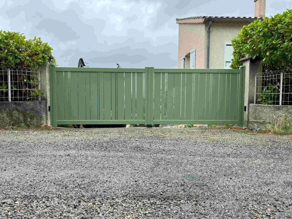 Pose d'un portail et portillon en aluminium sur mesure à Pierrevert