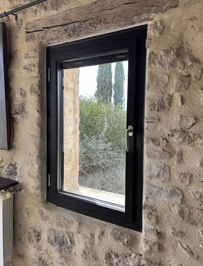 Installation de menuiseries en aluminium de la marque OuvertureS