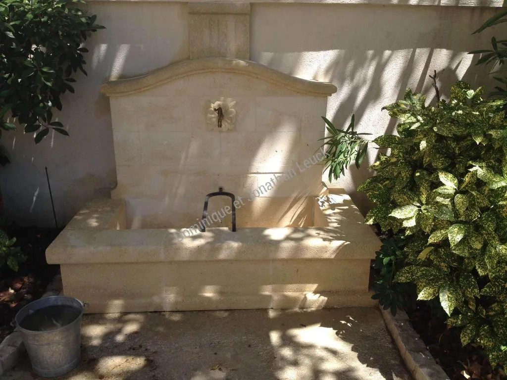 Fontaine murale en pierre d'Estaillades