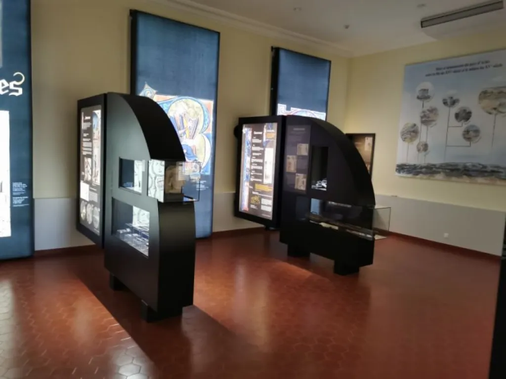 Décoration et fabrication de vitrines pour le musée ALPHONSE DAUDET sur FONTVIELLE 