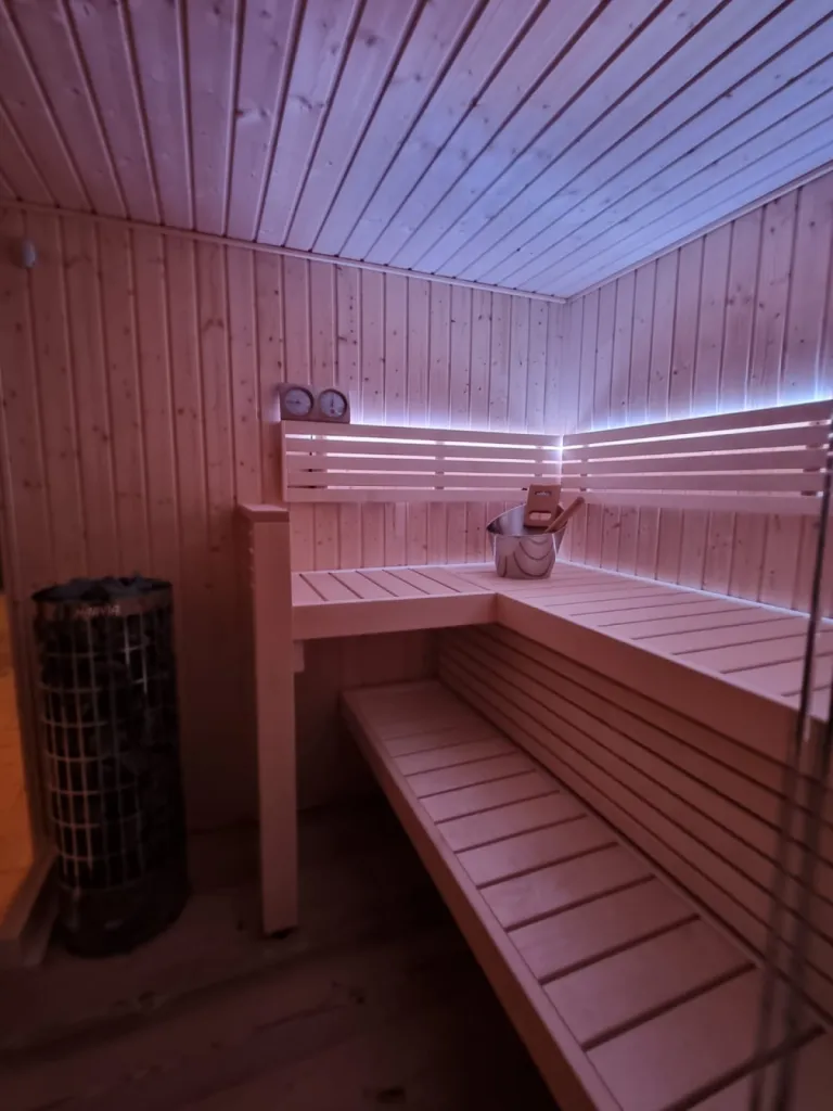 Pose et installation intérieur sauna traditionnel avec vitrage d’angle avec poêle Harvia, 6 personnes à Saint Laurent la Vernède proche Saint Quentin la Poterie et Moussac