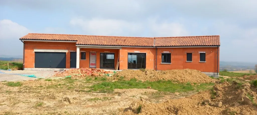Construire une villa T5 RE2020 avec travertin naturel et confort thermique à Cadeillan, dans le Gers