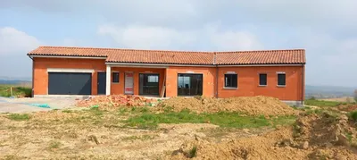 Construire une villa T5 RE2020 avec travertin naturel et confort thermique à Cadeillan, dans le Gers