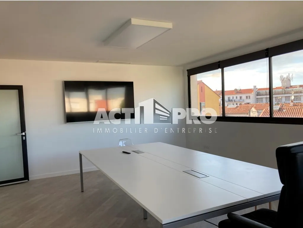 Plateau de bureaux lumineux d'environ 136 m2 avec stationnements privatifs à louer à Perpignan, dans les Pyrénées-Orientales.