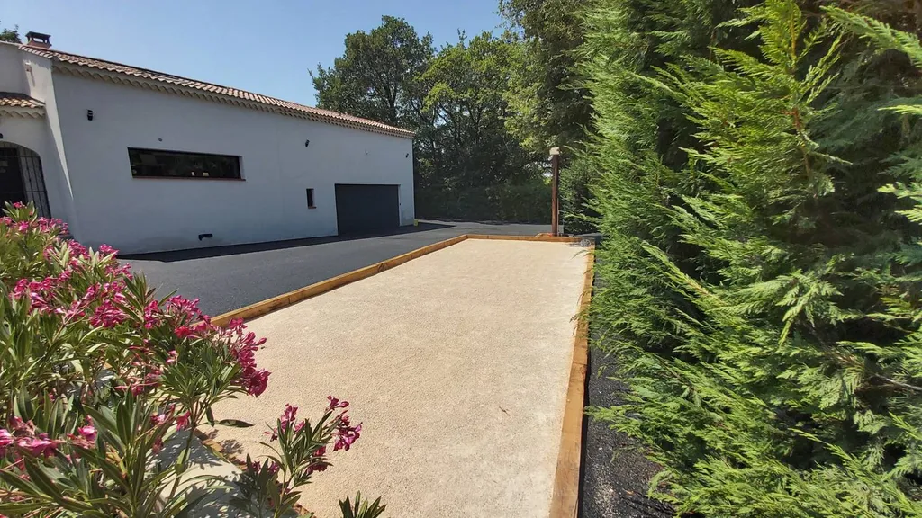 Construction d'un terrain de pétanque à Auriol près d'Aubagne par une entreprise de terrassement