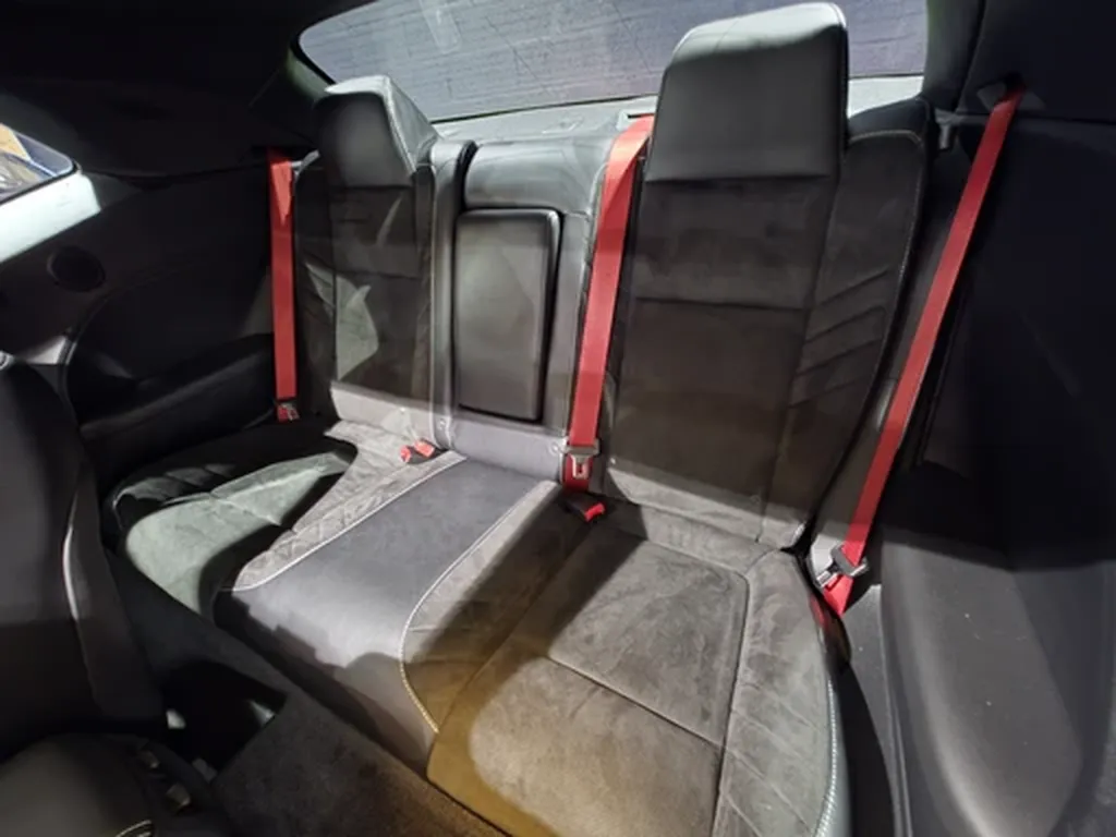 Banquette arrière Dodge Challenger SRT 392 verte intérieur cuir – muscle car américaine