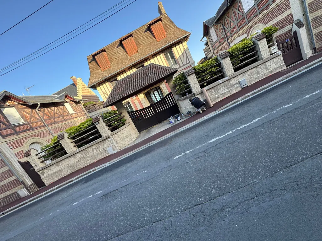 Rafraîchissement d'un muret clôture en ravalement peinture D3 entre Merville-Franceville et Honfleur