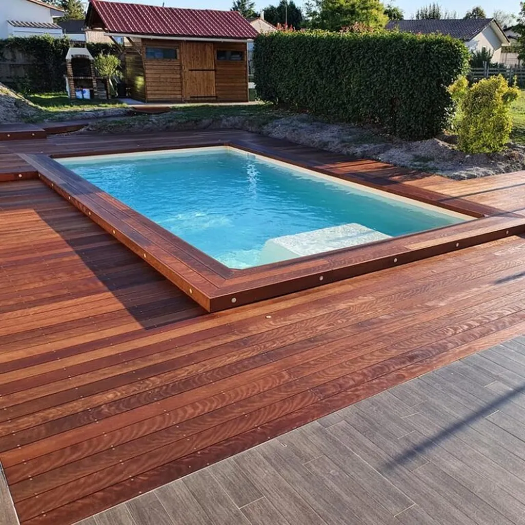 Terrasse en bois autour de piscine en Gironde : un aménagement élégant et durable