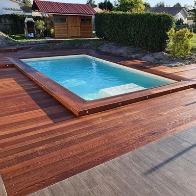 Terrasse en bois autour de piscine en Gironde : un aménagement élégant et durable