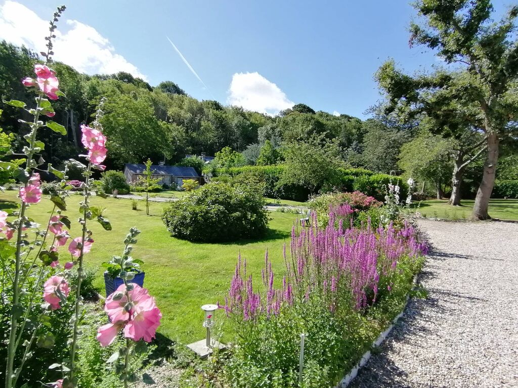 8 minutes à pied du Vieux Bassin de Honfleur. environnement exceptionnel. Propriété Normande