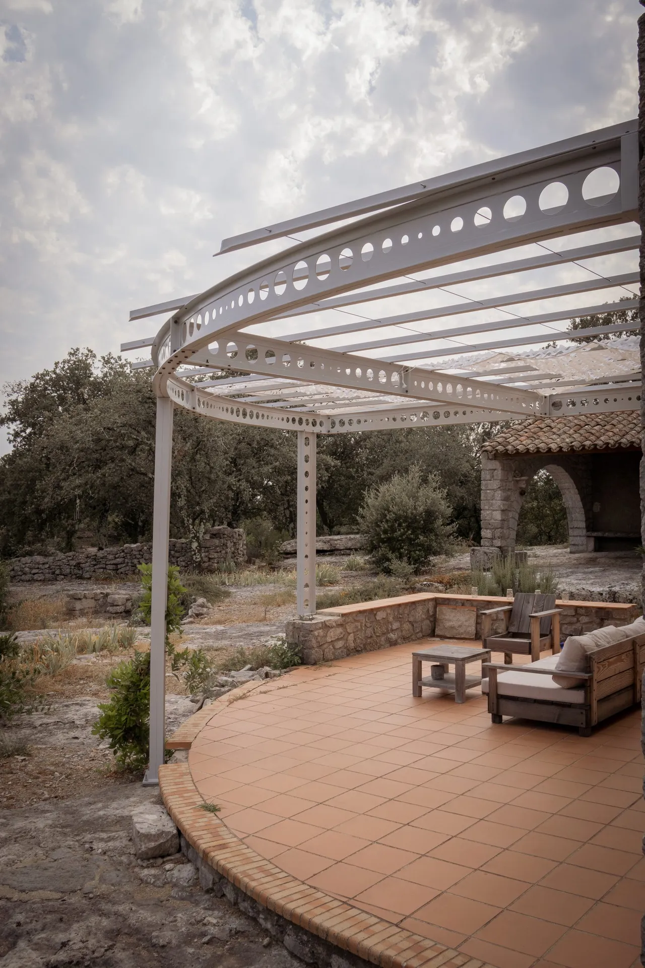 Fabrication d'une pergola appelée circulaire de part sa forme pour ombrager une terrasse d'exception en Sud Ardèche
