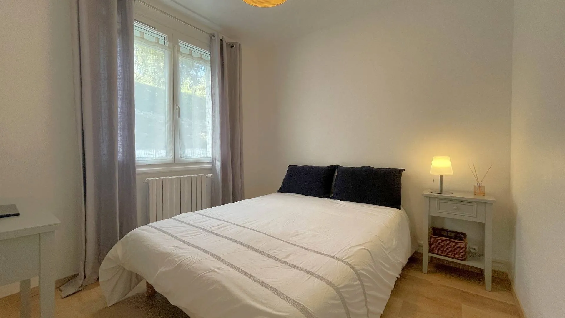 Maison à vendre avec sous-sol aménageable : Le sous-sol fonctionnel offre une chaufferie, un espace nuit et un second espace pouvant être transformé en salle d’eau ou buanderie selon vos besoins.