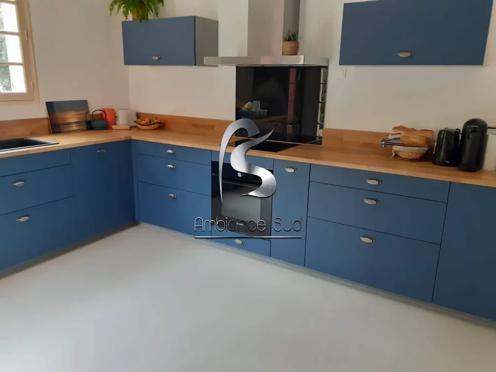 Pose de béton ciré pour sol de cuisine à Saint-Maximin-la-Sainte-Baume dans le Var 83