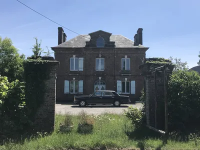 Charmante Maison de Maître à rénover et Restaurant attenant sur Parc plat d'1 Hectare, proche VIMOUTIERS
