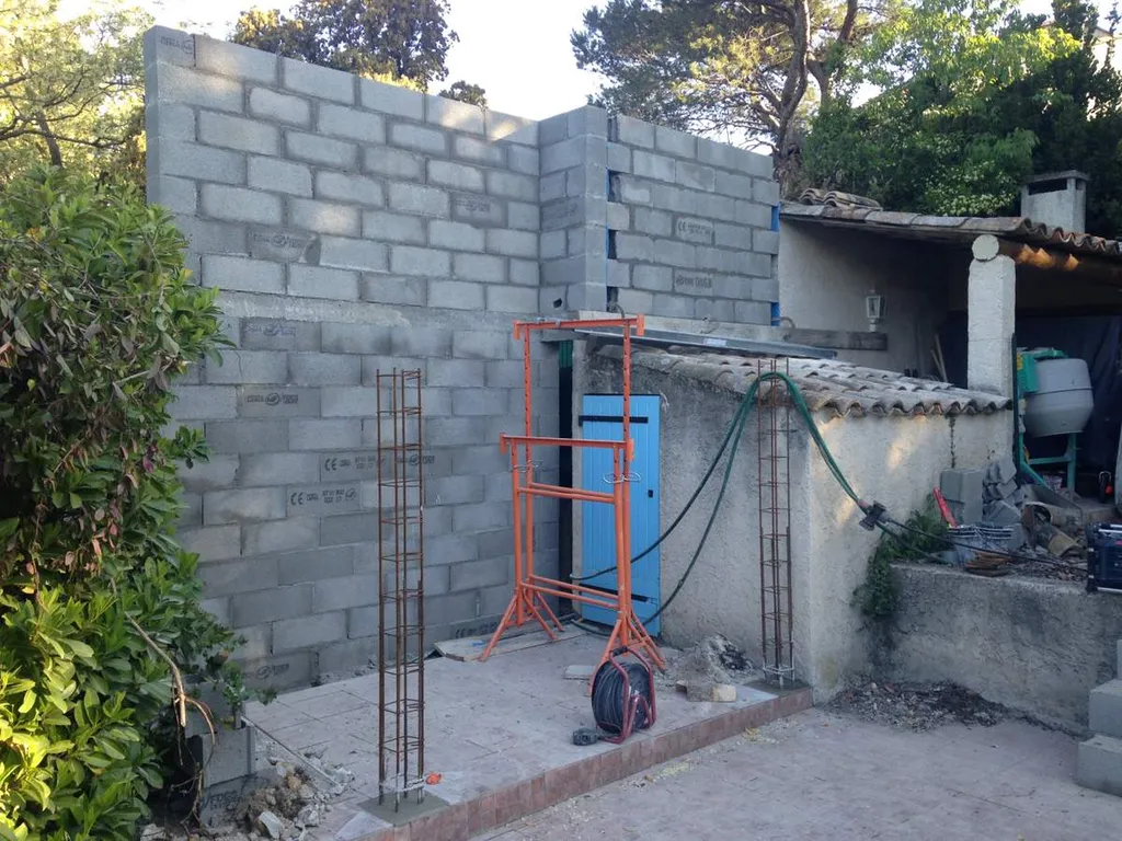 Construction d'un abri de jardin dans une villa à Salon de Pce