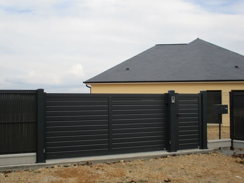 Installation de Portail automatisé coulissant en aluminium, Fermetures motorisées et Aménagements extérieurs à Yvetot en Seine-Maritime 76 et ses Alentours