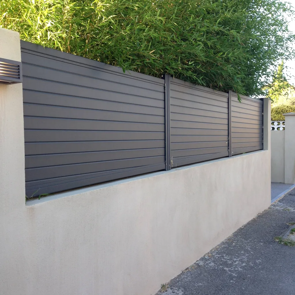 Style de clôture aluminium installée dans la région de Saint Tropez et en PACA