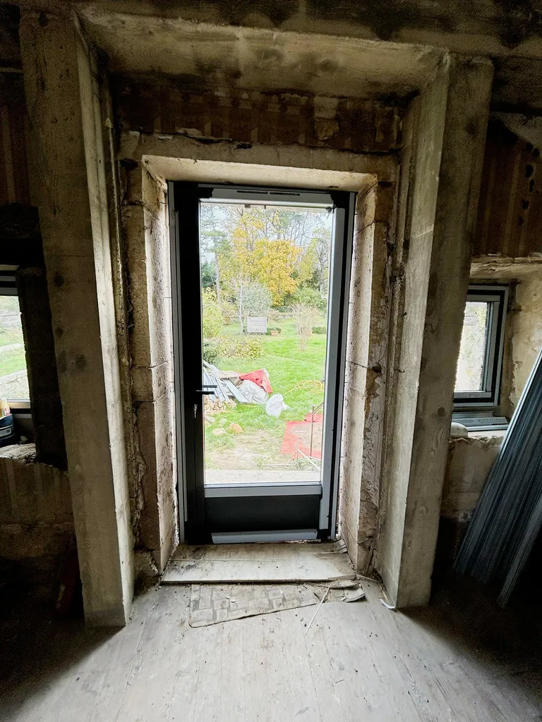 Solidification réussie : les poteaux en béton armé stabilisent l'ouvrage et permettent la pose des nouvelles menuiseries