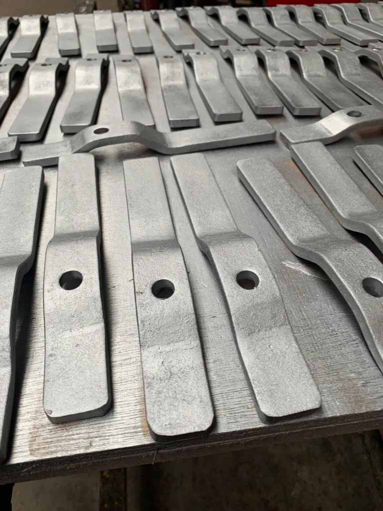 FABRICATION SUR MESURE PATTES DE FIXATION AVEC PERCAGE DANS NOS ATELIERS DE CHAUDRONNERIE A MARTIGUES