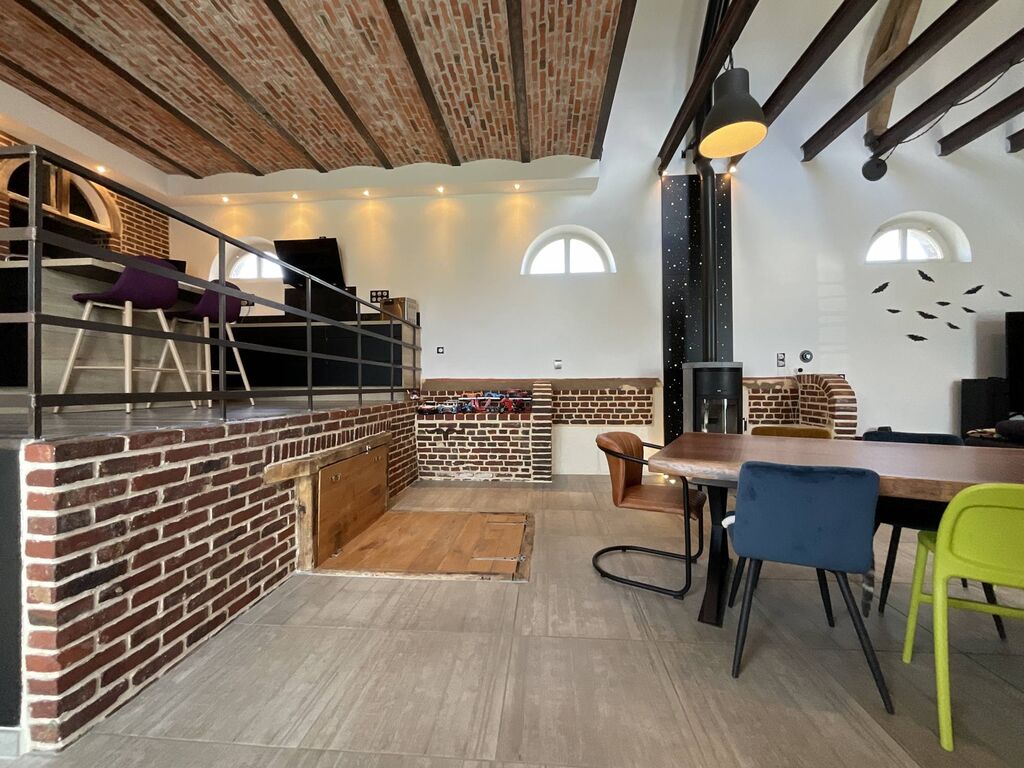 A vendre longère de 345m² habitables et environ 400m² de surface utiles, sur un terrain de 2800m², clos au calme.