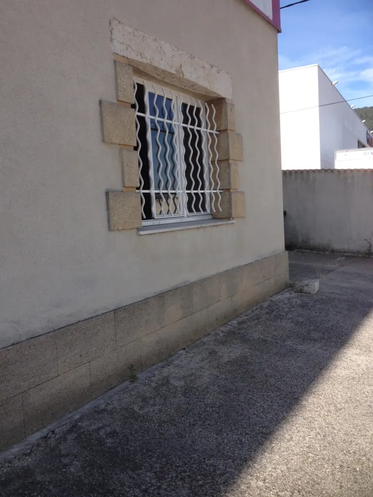 GRILLE DE SECURITE POUR FENETRE OU PORTE EN FER FORGE FABRIQUEE SUR MESURE A MARTIGUES 