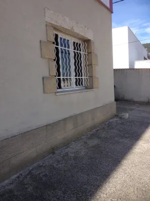 GRILLE DE SECURITE POUR FENETRE OU PORTE EN FER FORGE FABRIQUEE SUR MESURE A MARTIGUES 