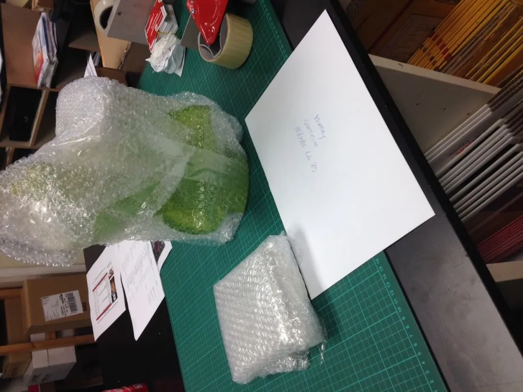 Emballage sculpture en verre à Vaise par MBE