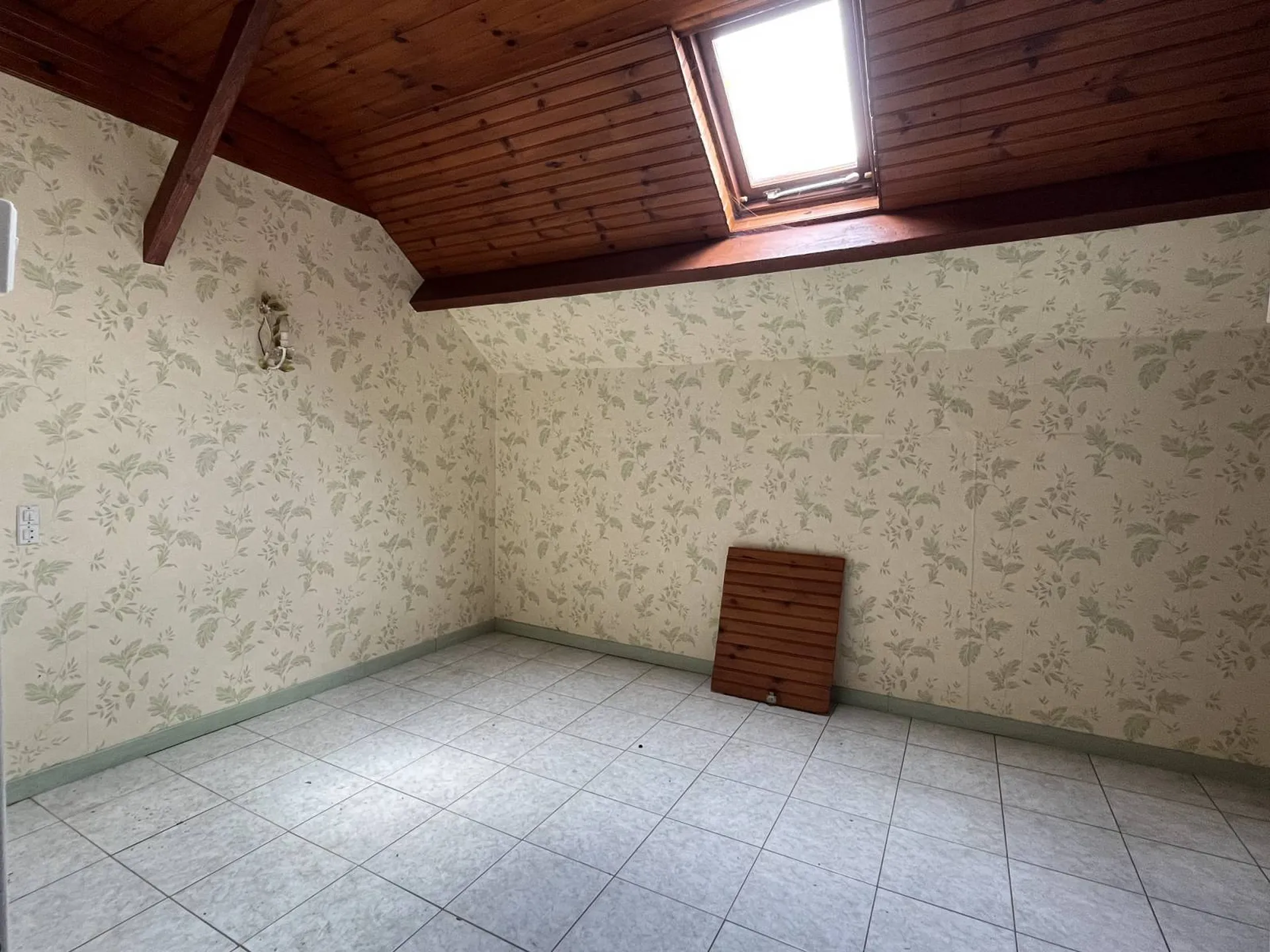 Maison individuelle de 1967 - Environ 2768m²  de terrain - Sous-sol complet