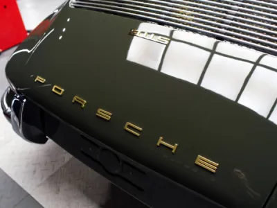 L’association parfaite entre authenticité et modernité : cette Porsche 911 2.2 bénéficie d’un film de protection PPF XPEL, garantissant une finition invisible et durable.