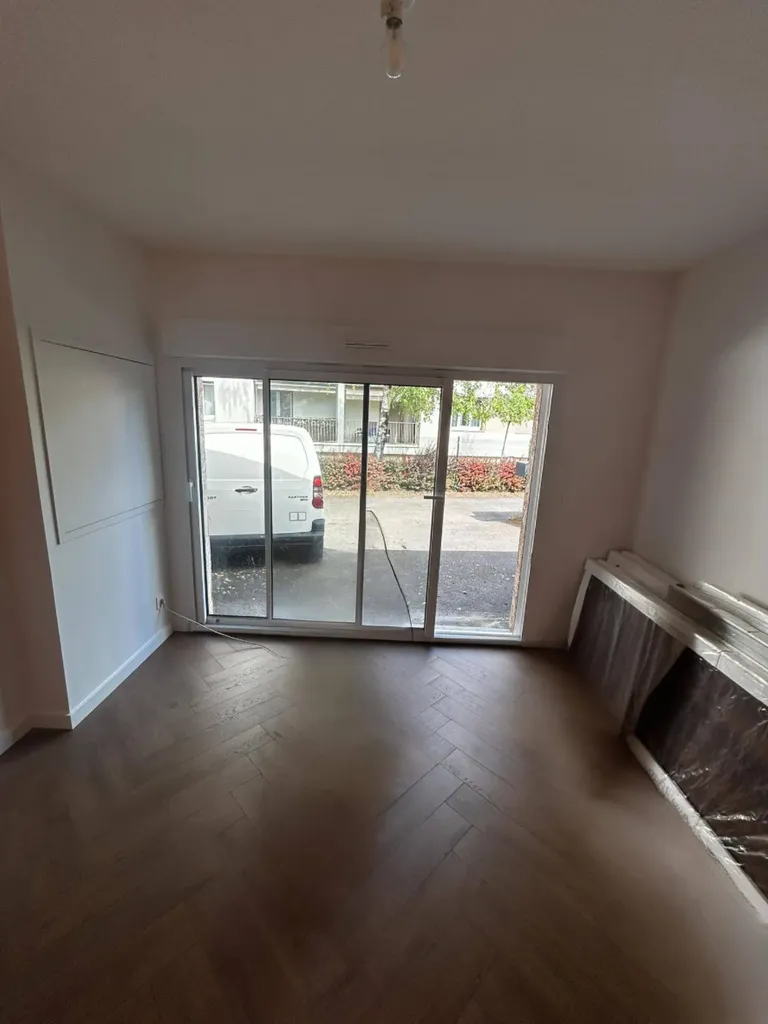 Intérieur rénové après transformation du garage en suite parentale moderne