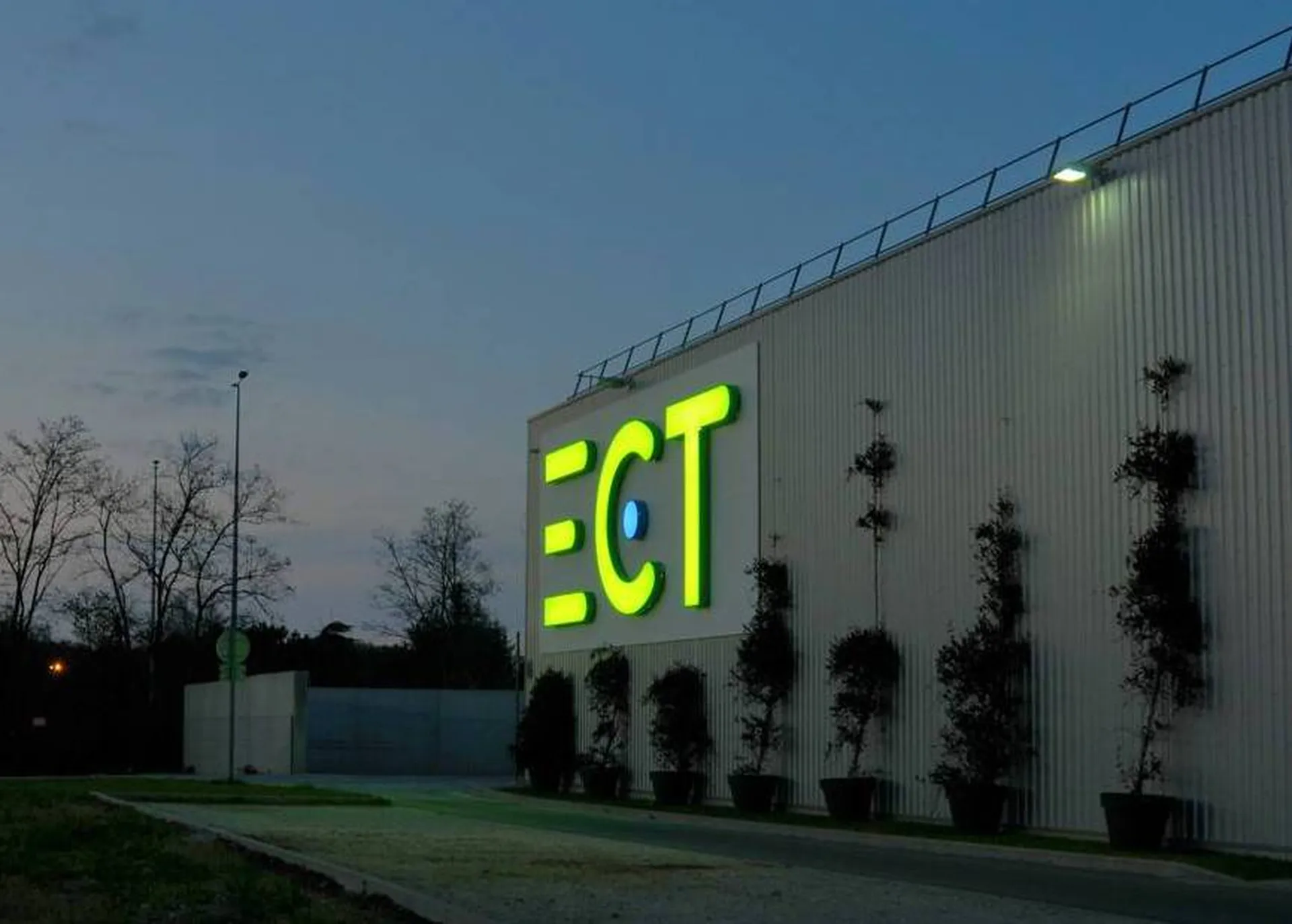 Fabrication d’enseigne lumineuse et en lettrage 3D par un enseigniste à Paris