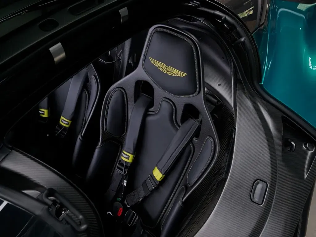 aston-martin-valkyrie-spider-amr-green-interieur-sieges-sport-montpellier